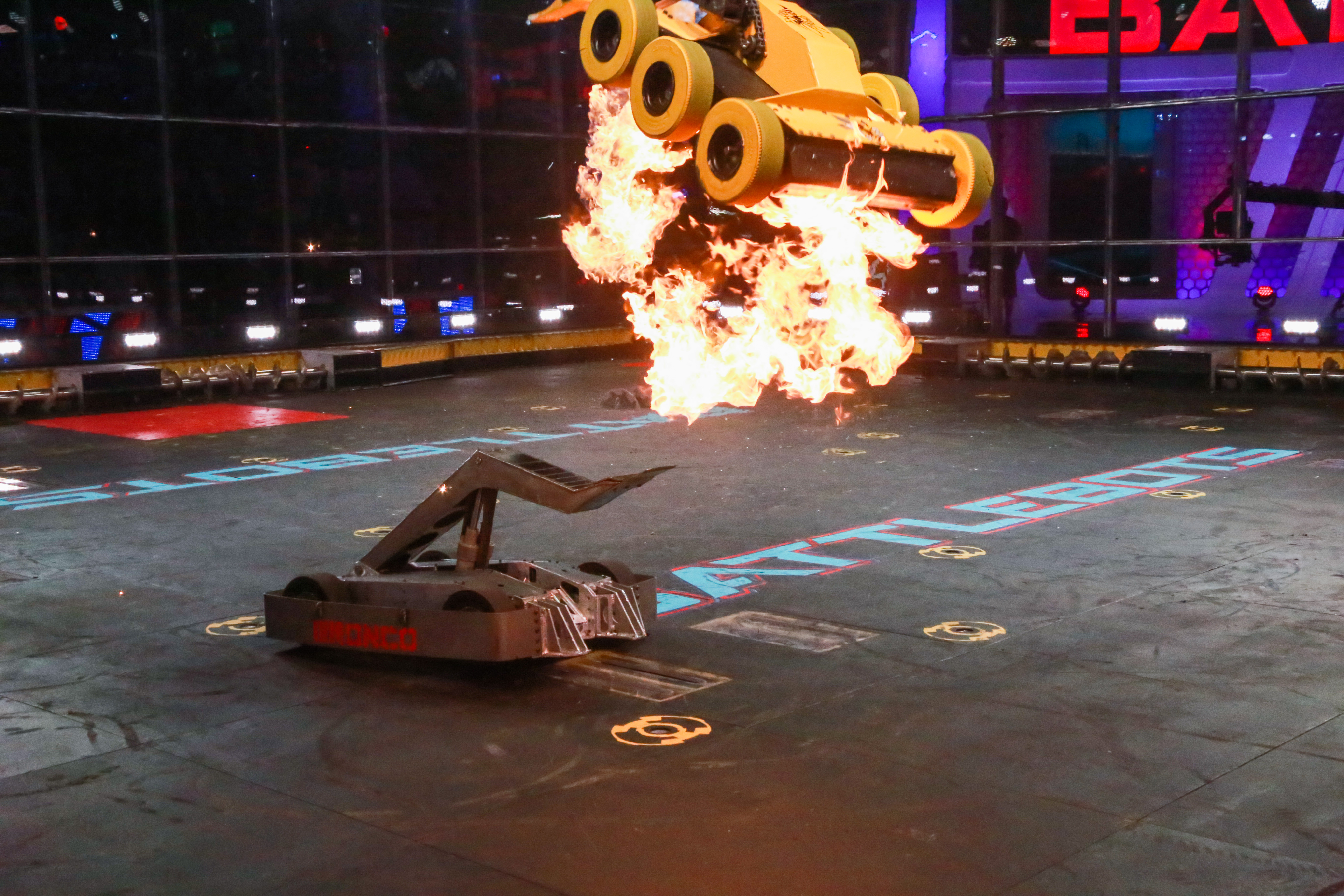 Битва роботов прямая. Битва роботов шоу Дискавери. Батл ботс битвы роботов. Битва роботов на арене шоу.