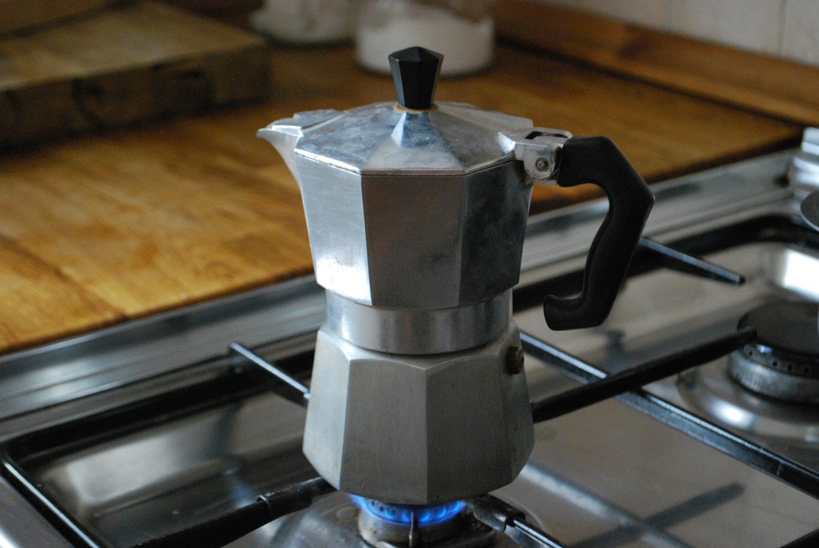 How to use an Italian stovetop coffee pot